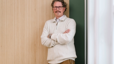 Halvkroppsporträtt av medarbetaren Niklas Silfwerling