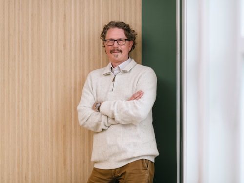Halvkroppsporträtt av medarbetaren Niklas Silfwerling