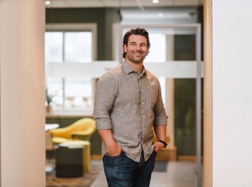 Halvkroppsporträtt av medarbetaren André Selander